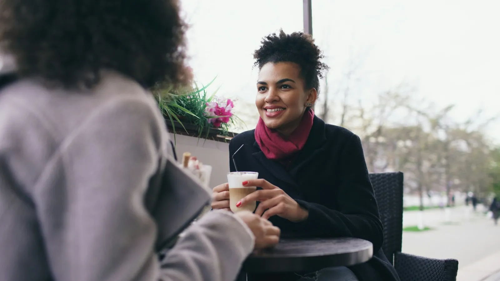 Kafede sohbet eden iki kadın