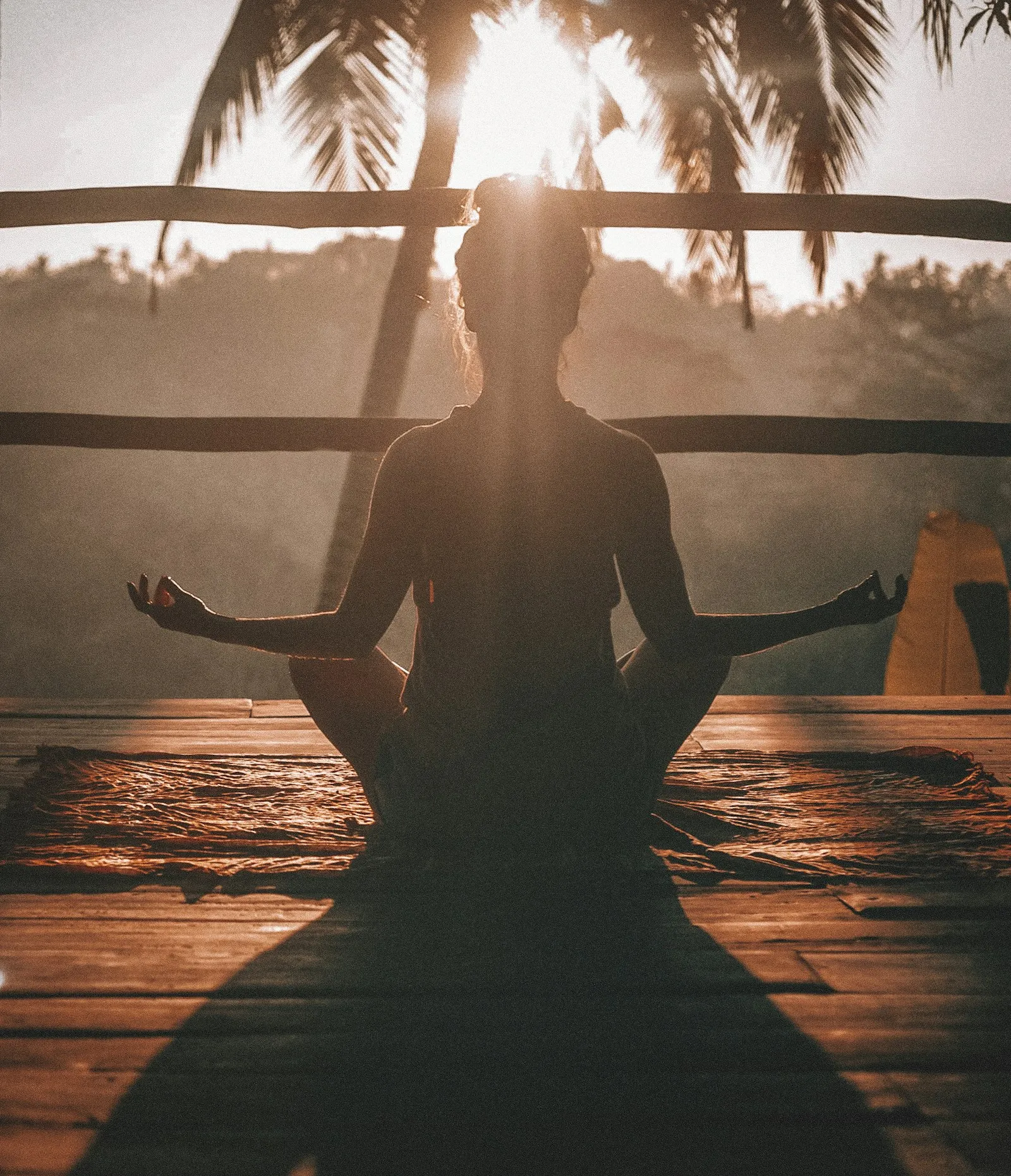 Güneş ışığında meditasyon yapan kişi