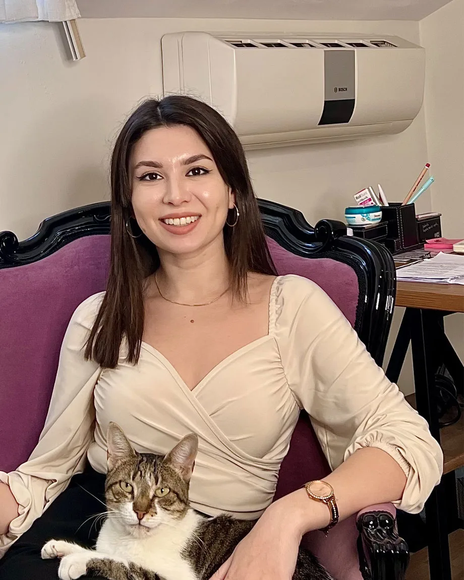 Zeynep Hilal Çelik danışma odasında koltukta, kucağında tekir kedi