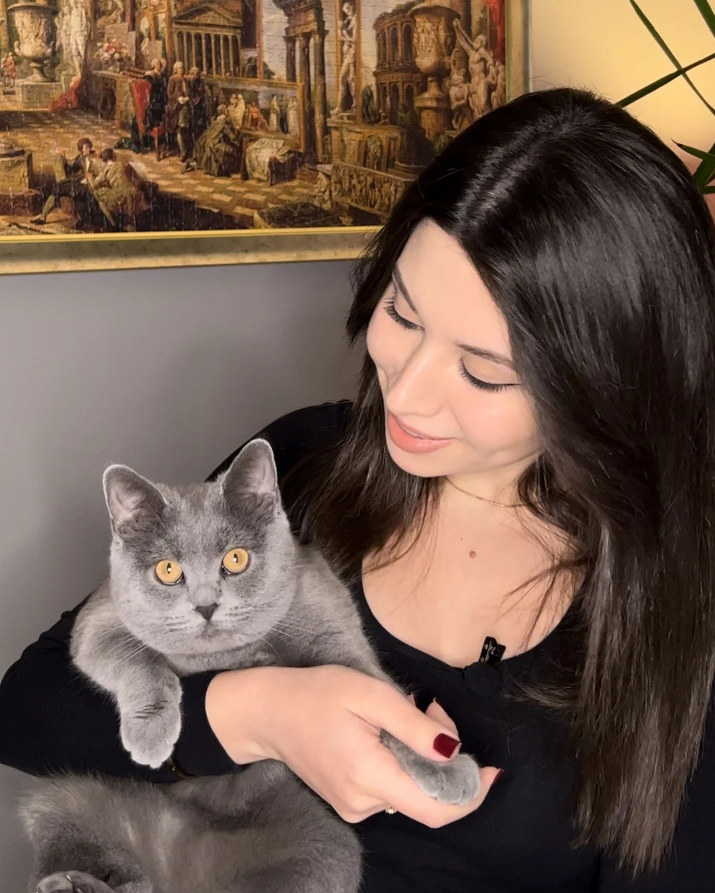 Zeynep Hilal Çelik kucağında gri kediyle
