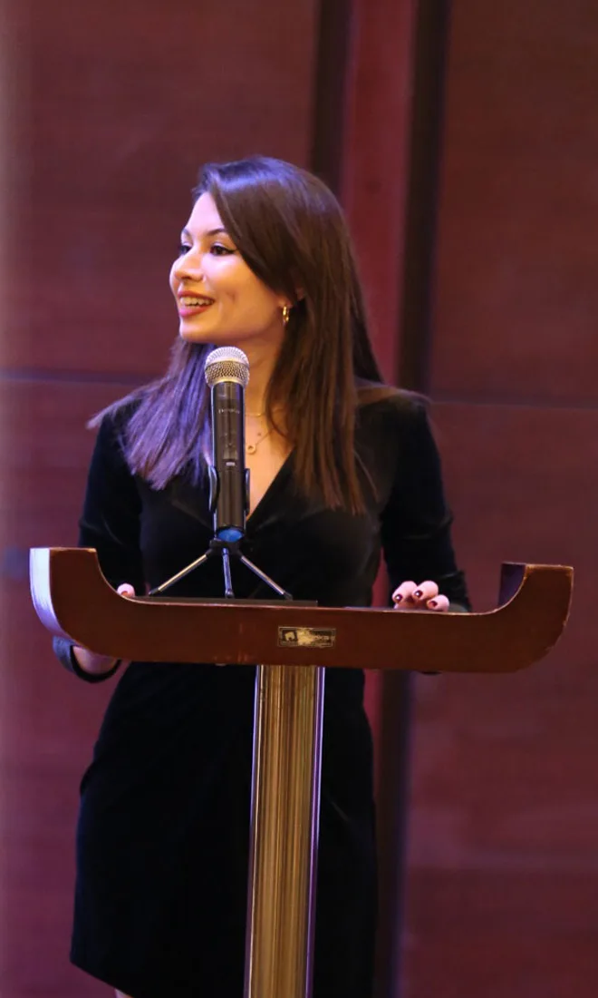 Zeynep Hilal Çelik bir seminerde konuşurken